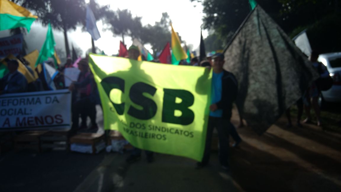 Manifestantes fecham a rodovia BR 262 no Espírito Santo contra reformas trabalhista e da Previdência