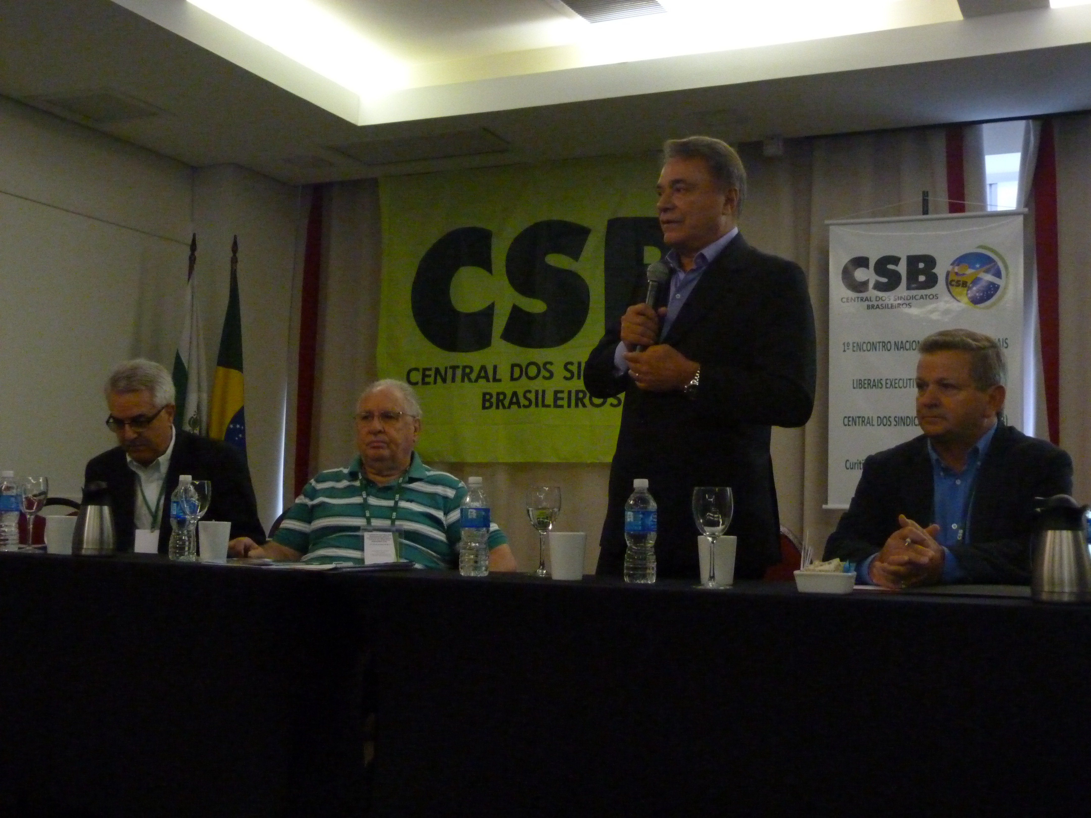 Senador Àlvaro Dias analisa conjuntura no Encontro Nacional de Profissionais Liberais