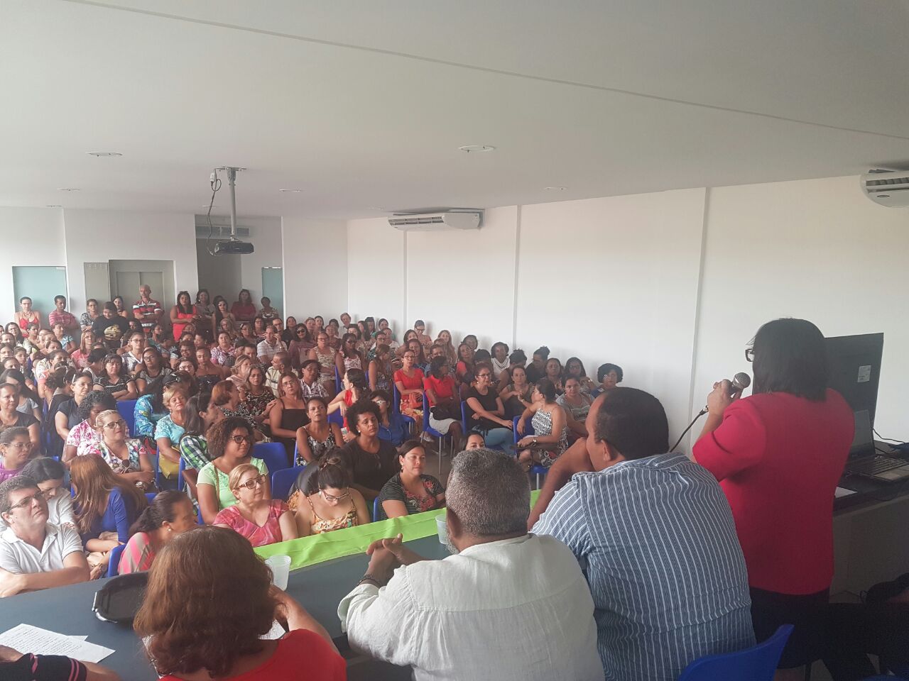 Assembleia reúne mais de 200 professores da região de Carpina (PE)