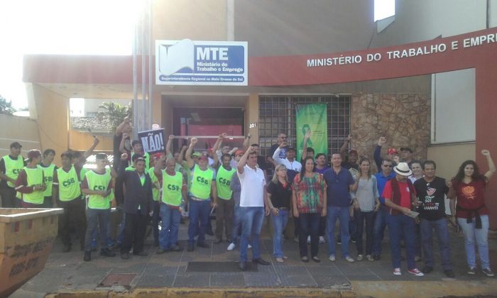 Protesto contra as reformas do governo reúne 150 pessoas em Campo Grande (MS)