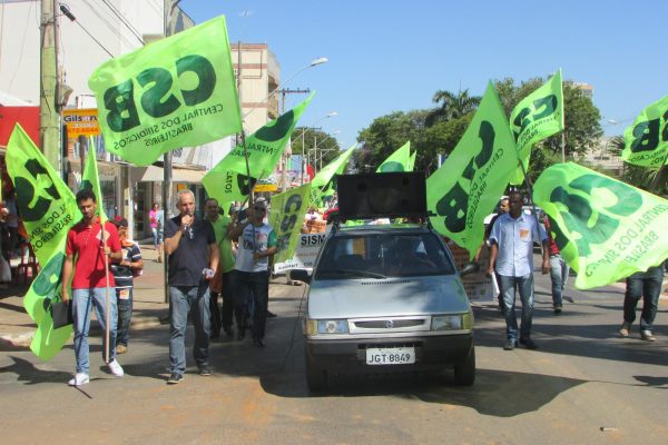 Após protesto em Paracatu (MG), delegação segue para atos públicos em Brasília contra a retirada de direitos