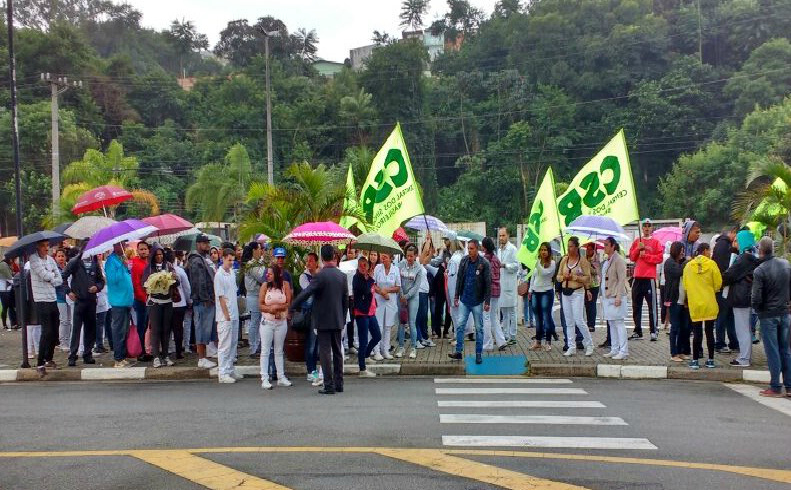 Trabalhadores do Hospital Municipal de Barueri fazem manifestação na rodovia Castelo Branco