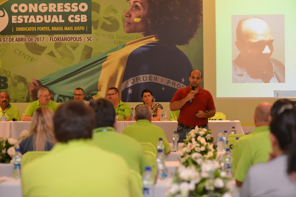 Historiador Wendel Pinheiro abre o primeiro dia de palestras do Congresso Estadual da CSB em Florianópolis (SC)