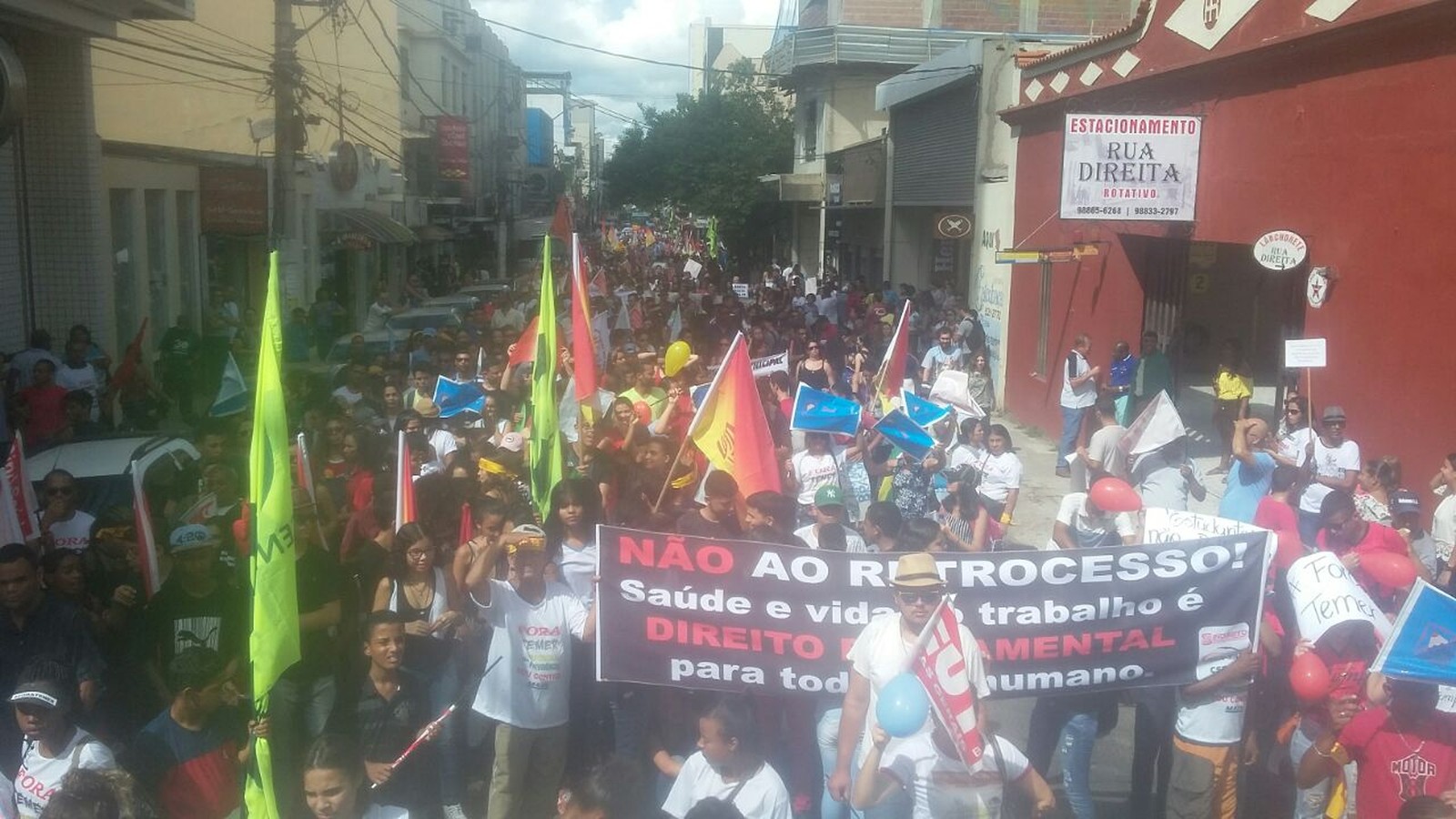 Manifestantes bloqueiam rodovias no Leste de Minas