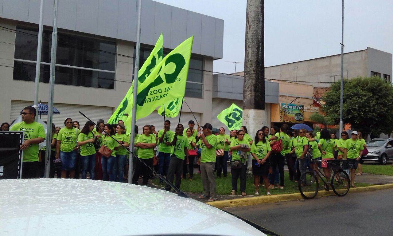 Professores, alunos e pais em Carpina (PE) fazem manifestação contra atrasos nos salários