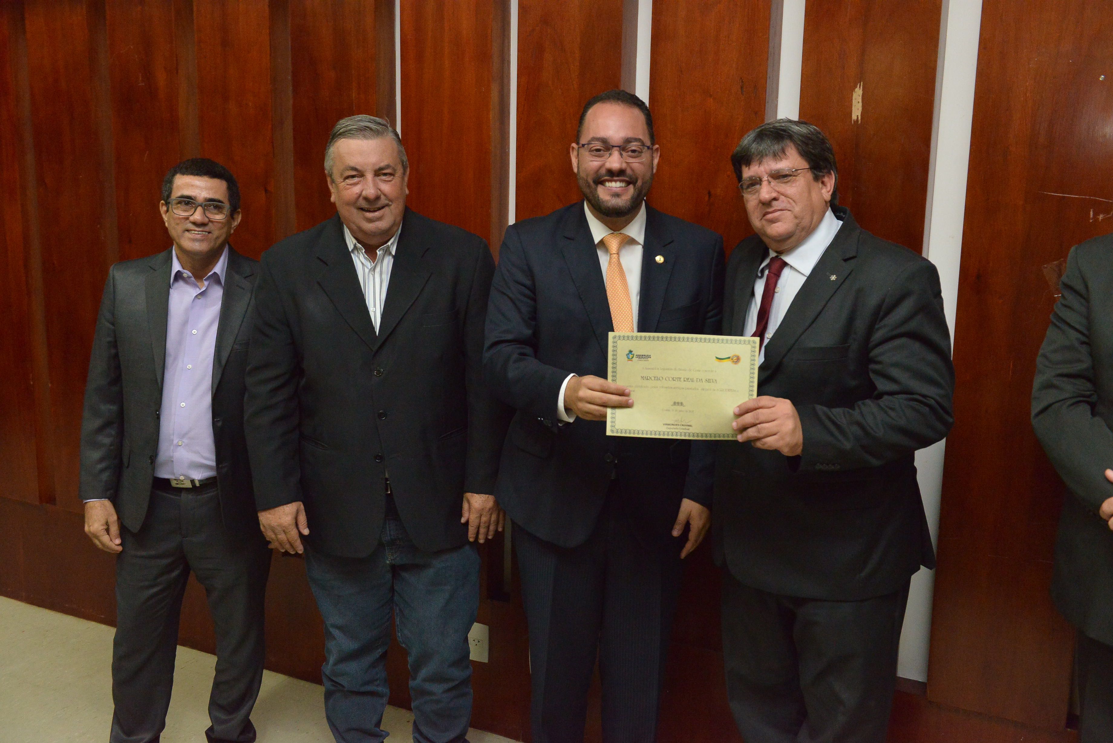 Na Assembleia Legislativa de Goiás, presidente do SINFEAGO recebe homenagem