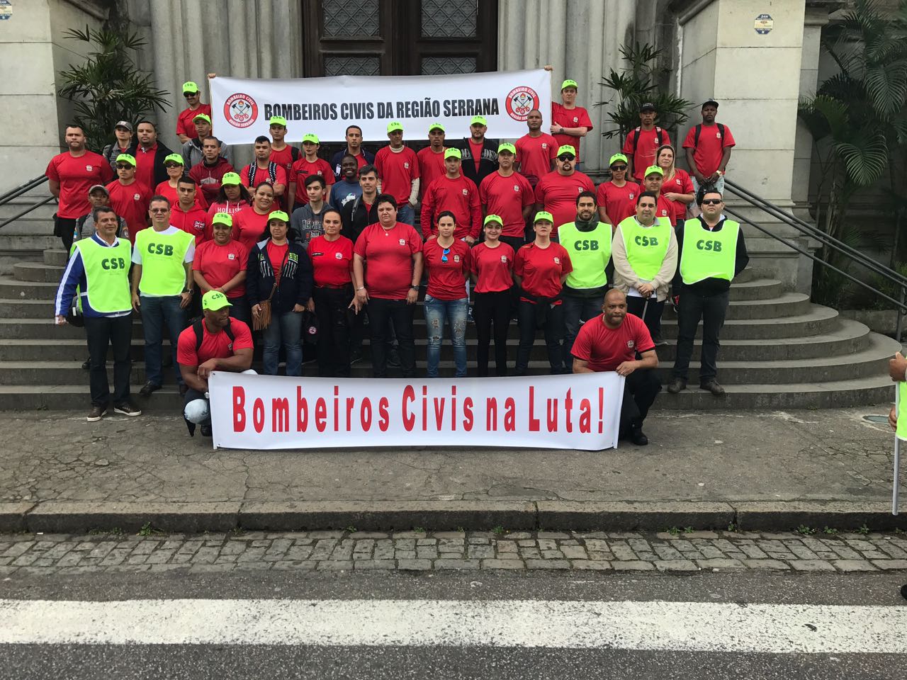 Em caminhada, bombeiros civis de Petrópolis pedem aprovação de PL que exige cumprimento da Lei Kiss no município