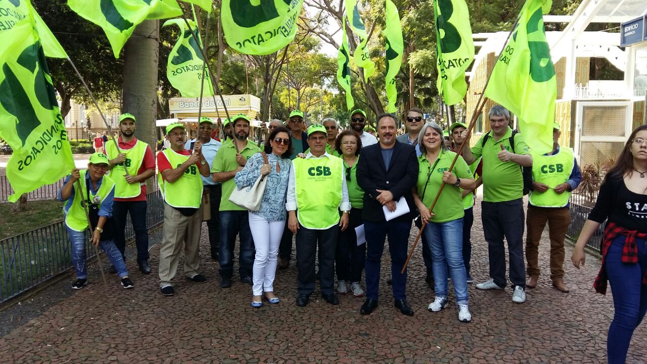 Pelos direitos trabalhistas e o legado de Getúlio Vargas, entidades sindicais promovem atos em Porto Alegre (RS)