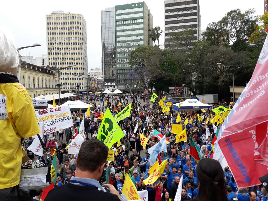 Milhares de trabalhadores tomam centro de Porto Alegre e mostram força contra humilhações do Governo Sartori e do Governo Temer