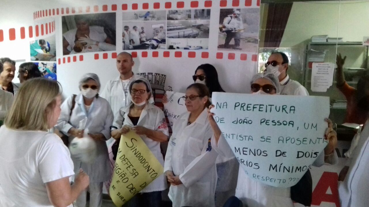 Dentistas ocupam secretária de saúde de João Pessoa e reivindicam melhoria salarial