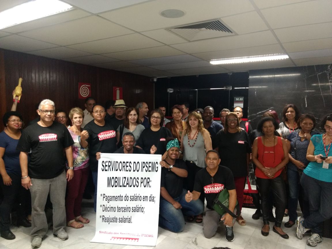 Servidores públicos de Minas Gerais cobram do governo salários atrasados