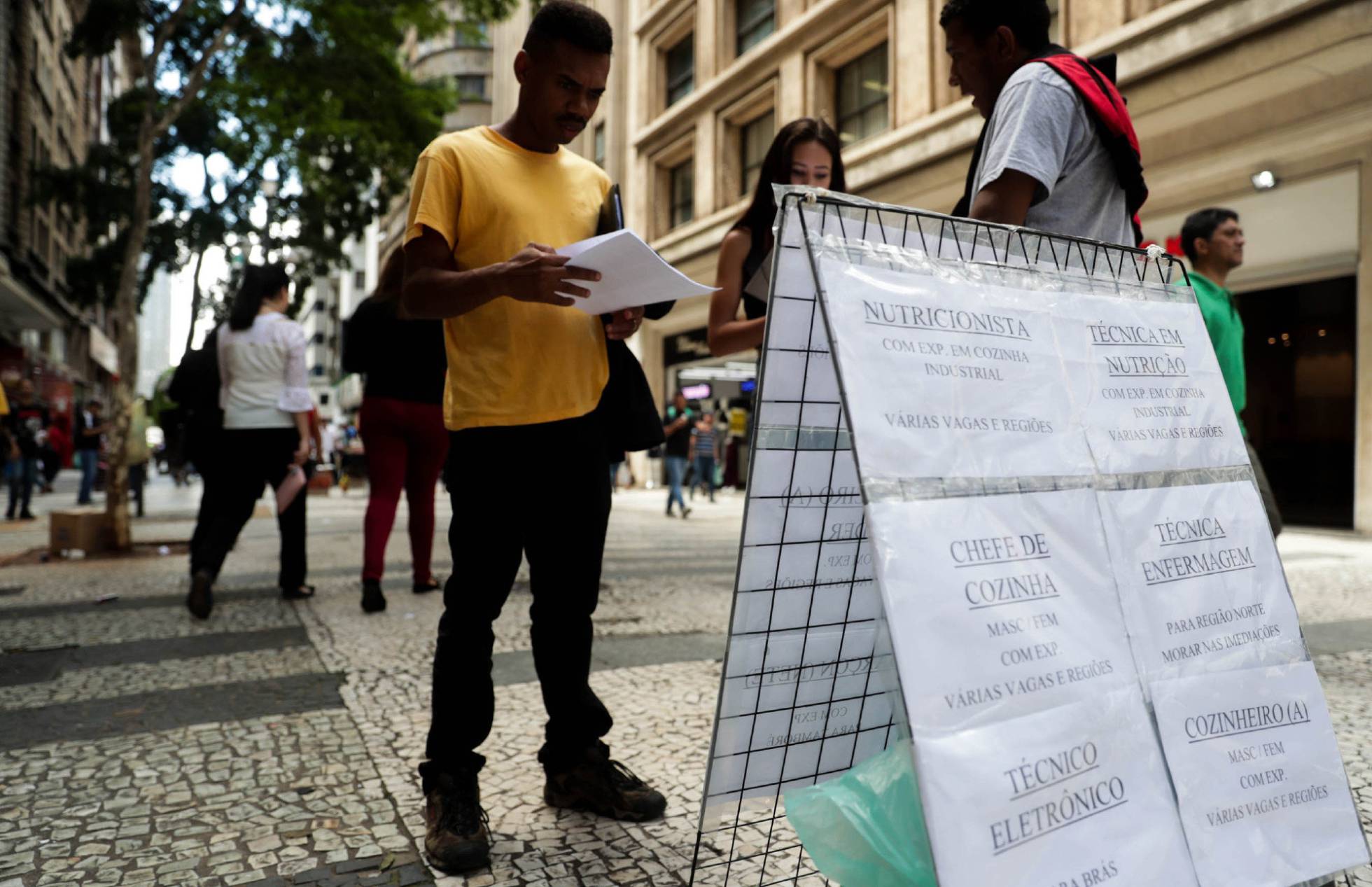 Topa tudo por trabalho: brasileiros aceitam salários menores e postos sem carteira para driblar desemprego