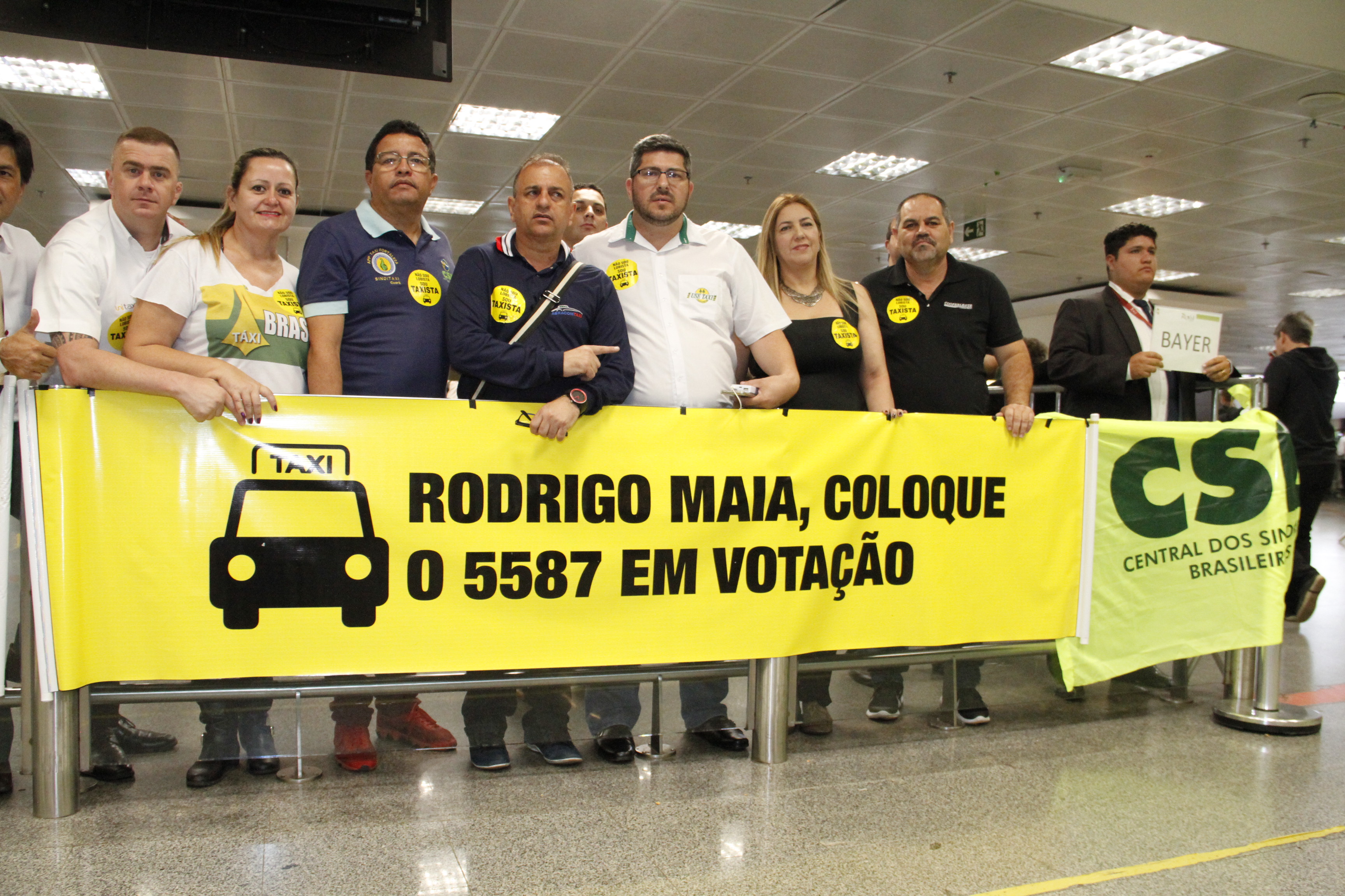Pelo transporte seguro, taxistas promovem ato no Aeroporto de Brasília