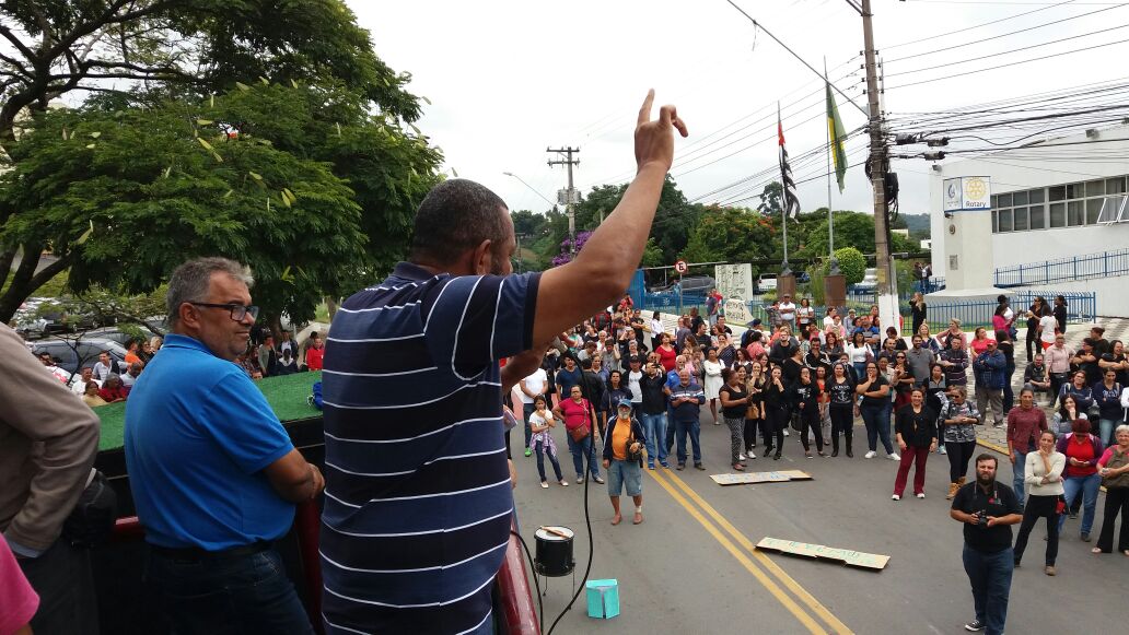 Contra retirada de direitos, servidores municipais de Cotia (SP) protestam em frente à prefeitura