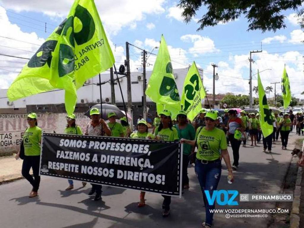 Professores de Carpina (PE) protestam por melhores salários