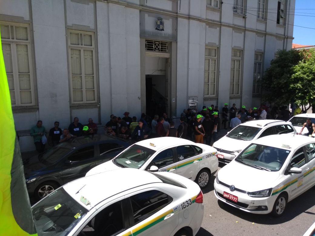 Taxistas de Aracaju promovem manifestação em frente à Câmara dos Vereadores em defesa do “Protaxi”