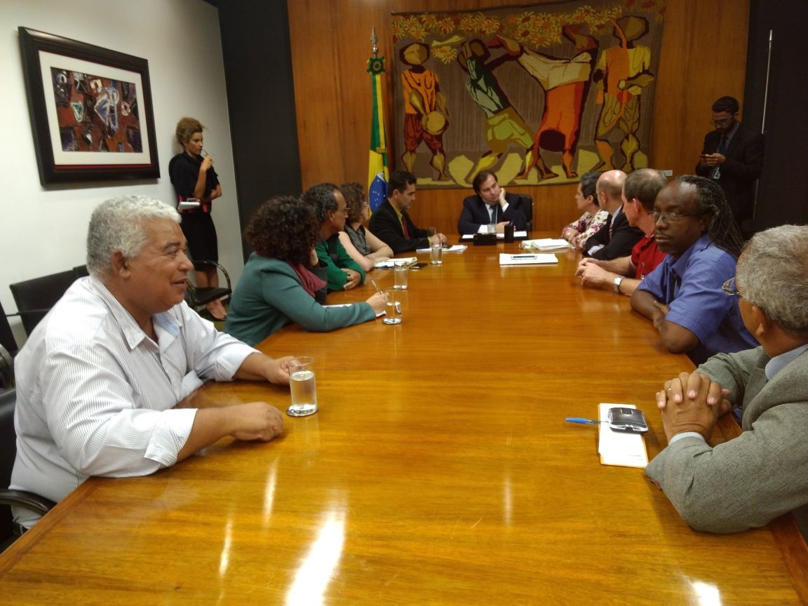 Conselho de segurança alimentar entrega a Rodrigo Maia documento que pede volta de programa contra a fome