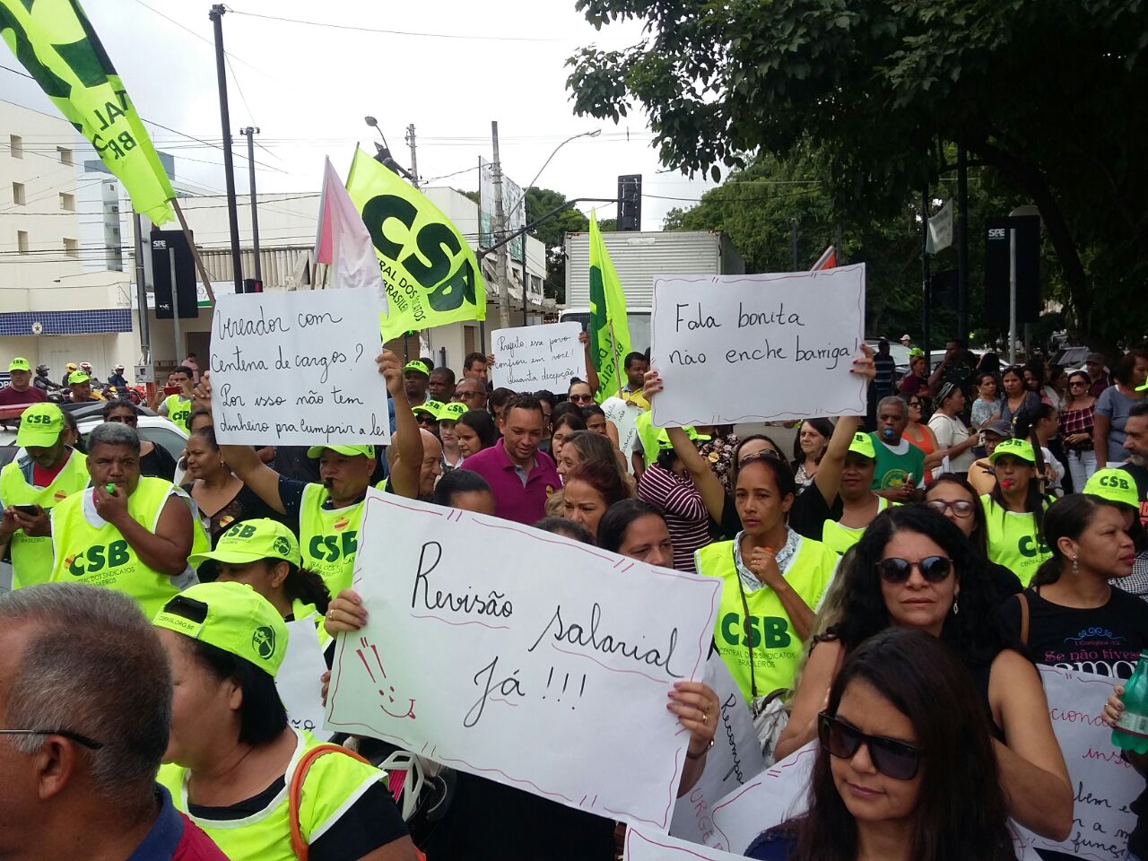 Servidores de Teófilo Otoni protestam contra impasse nas negociações com a Prefeitura
