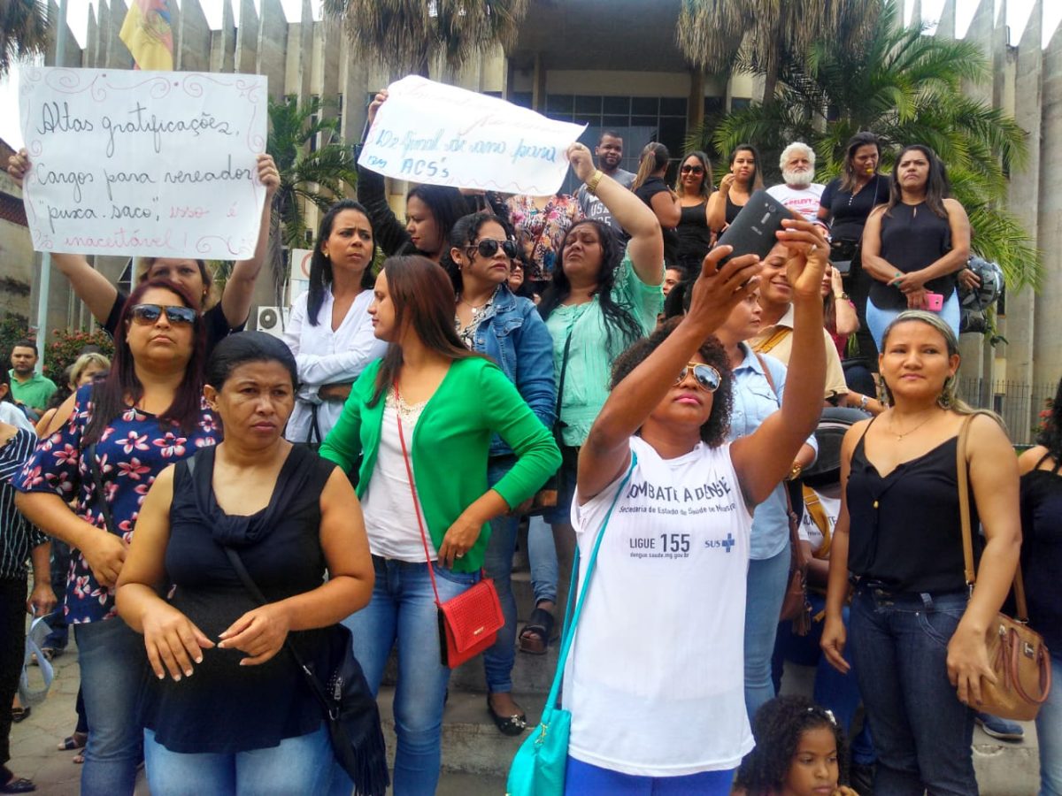 Servidores de Teófilo Otoni paralisam atividades e fazem protesto em frente à Prefeitura