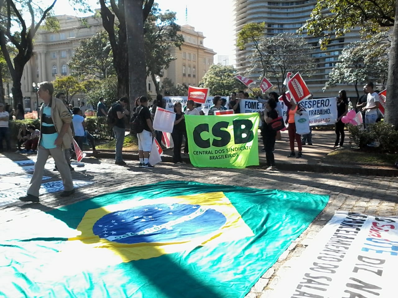 Servidores protestam contra atrasos nos salários em Minas Gerais