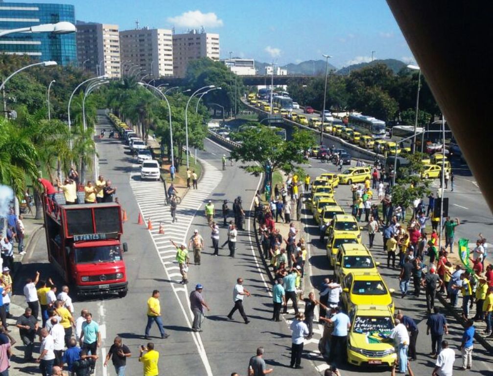 Taxistas do Rio de Janeiro mobilizam toda a capital fluminense em protesto contra decreto que regula aplicativos de transporte