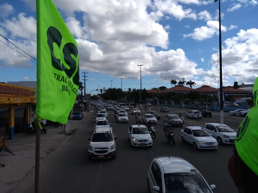 Taxistas de Aracaju fazem carreata e cobram reunião com o prefeito