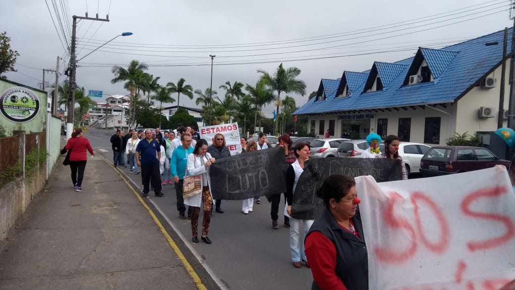Em quinto dia de greve, servidores de Barra Velha (SC) fazem passeata pelas ruas da cidade