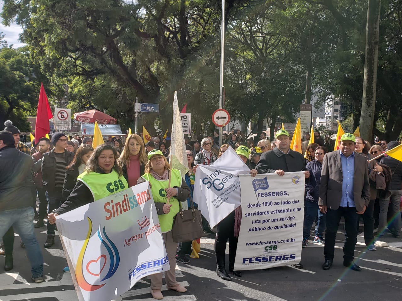 Servidores protestam contra parcelamento de salários em Porto Alegre