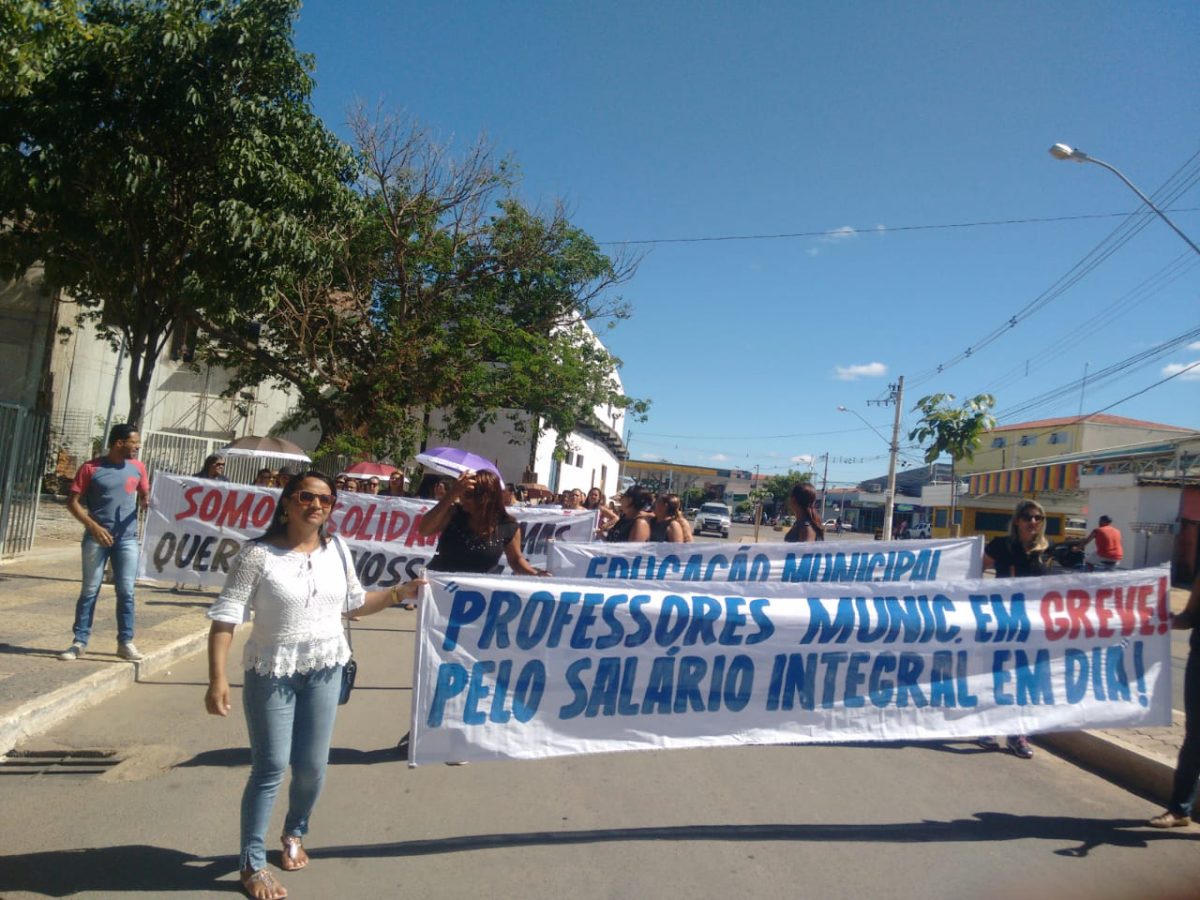 No terceiro dia de greve, professores de Várzea da Palma (MG) fazem passeata de protesto