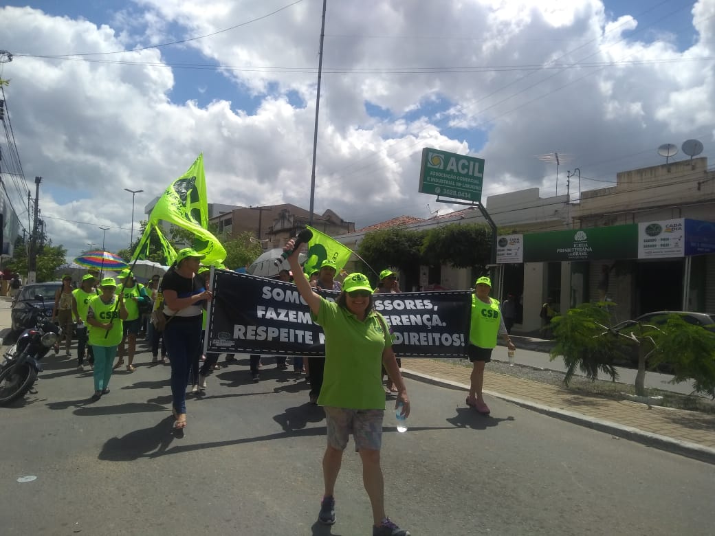 Sem salários de dezembro, professores de Limoeiro (PE) fazem passeata