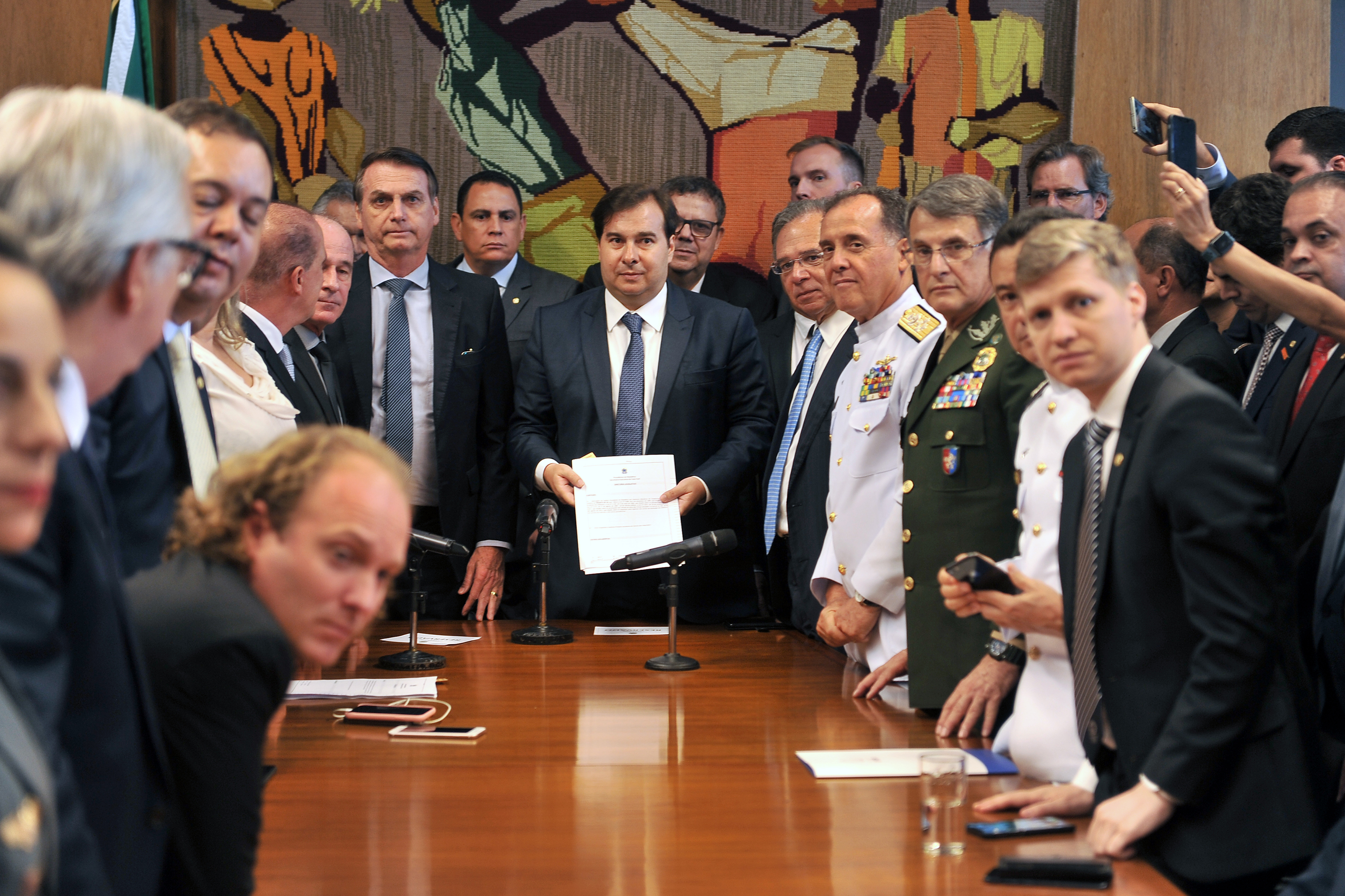 Bolsonaro beneficia militares e desagrada à base no Congresso