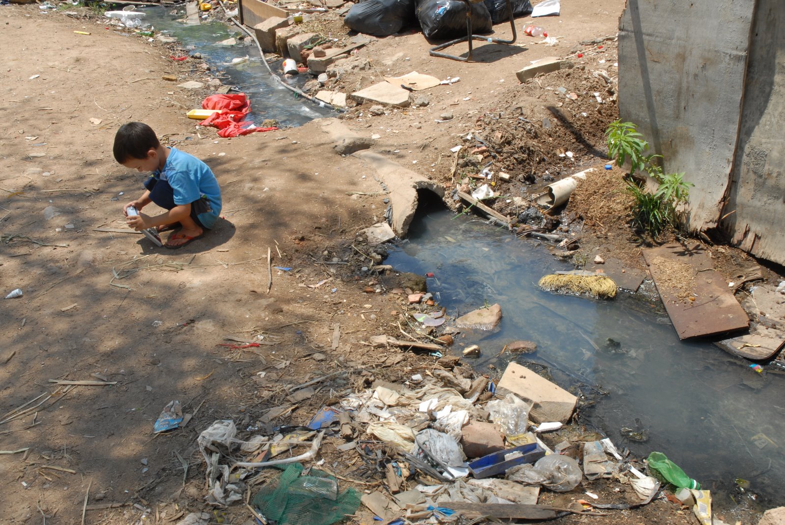 Falta de acesso a saneamento básico resulta em baixa renda e gasto com internações, diz estudo