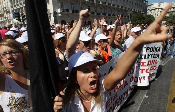 Milhares protestam na Grécia em greve geral contra demissões