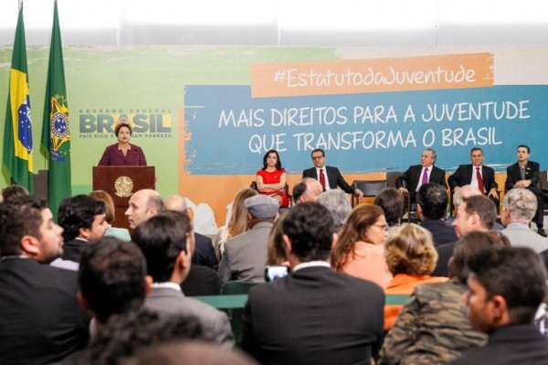 Agentes penitenciários entregam documento com reivindicações à Dilma Rousseff
