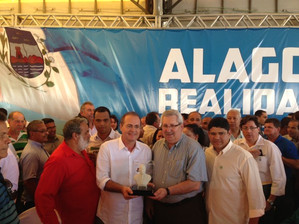 Renan Calheiros é homenageado pela CSB em Alagoas