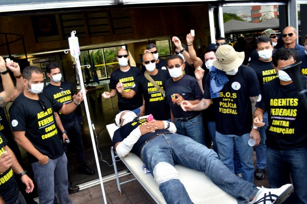 Agentes Federais realizam manifestação em frente ao prédio da Polícia Federal em Brasília