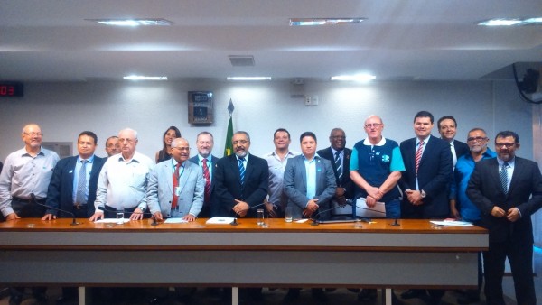 Centrais debatem PLC 30 com senador Paulo Paim