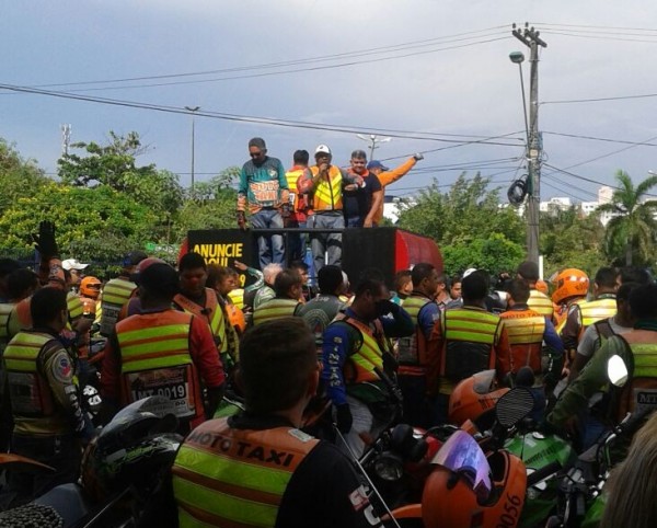 800 mototaxistas protestam em frente ao DETRAN/AM em Manaus