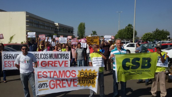 Servidores municipais de Patos de Minas entram em greve por tempo indeterminado