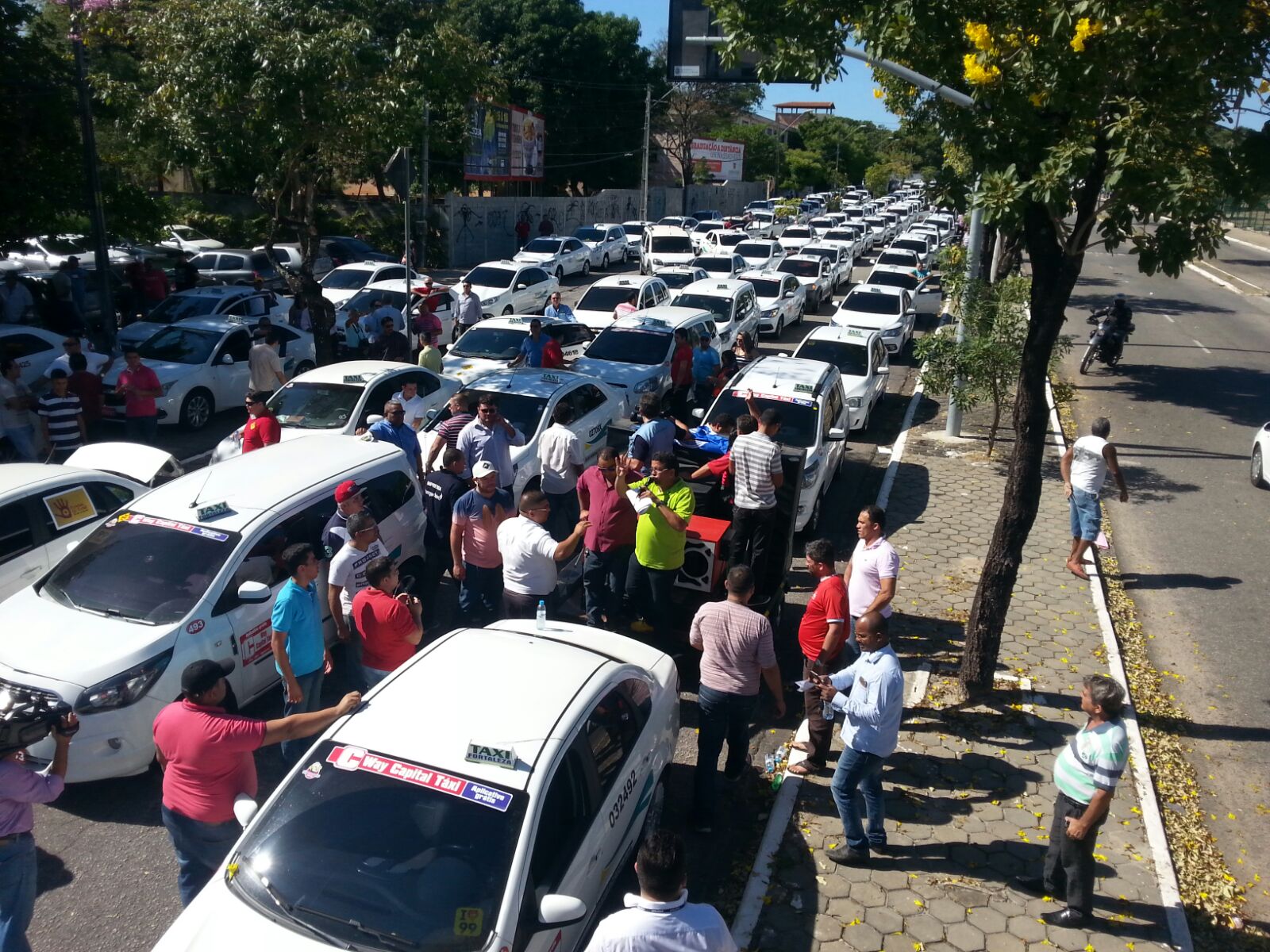 Taxistas de Fortaleza protestam contra o Uber
