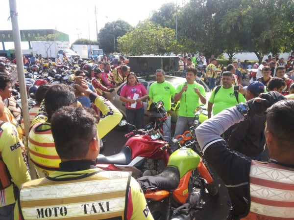 Mototaxistas fazem mobilização em Manacapuru (AM) contra o sistema de transporte ilegal na categoria