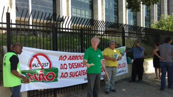 Servidores do Rio fazem ato contra projeto de renegociação de dívidas