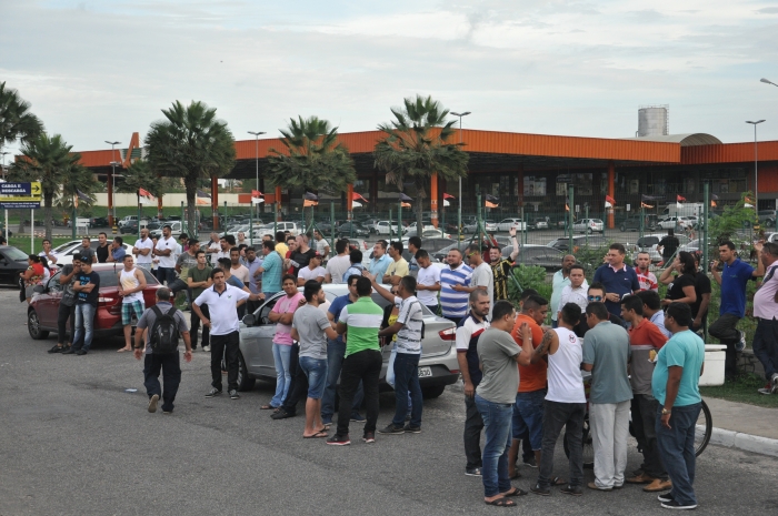 Motoristas clandestinos afrontam a lei e prejudicam taxistas de Fortaleza