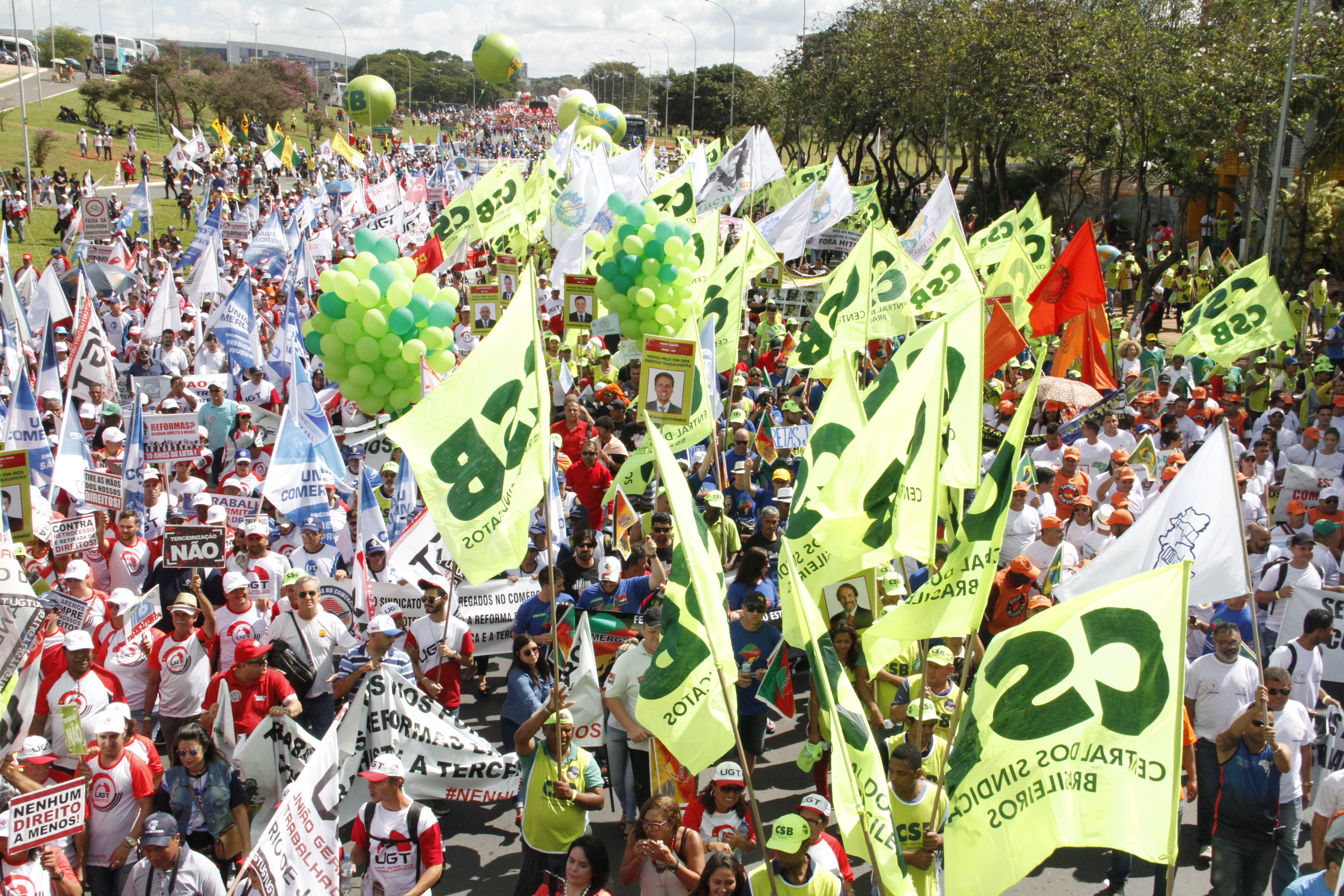 Contra reformas, marcha histórica reúne 200 mil trabalhadores em Brasília
