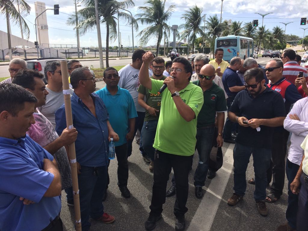 Taxistas do Ceará fazem manifestação em combate ao transporte irregular de passageiros