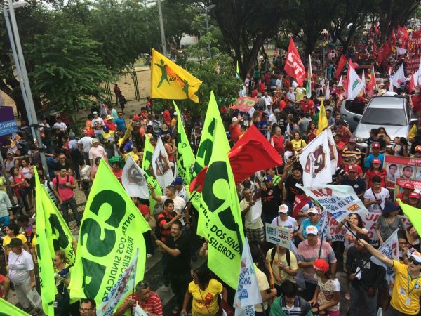 Contra retirada de direitos, manifestações reúnem milhares de pessoas pelo Brasil