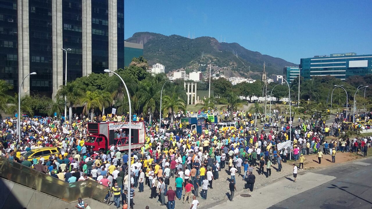 Pela sobrevivência da categoria, taxistas do Rio fazem manifestação histórica