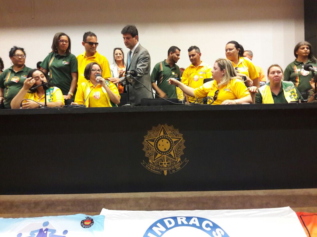 Agentes de saúde lutam por valorização profissional durante ato em Brasília