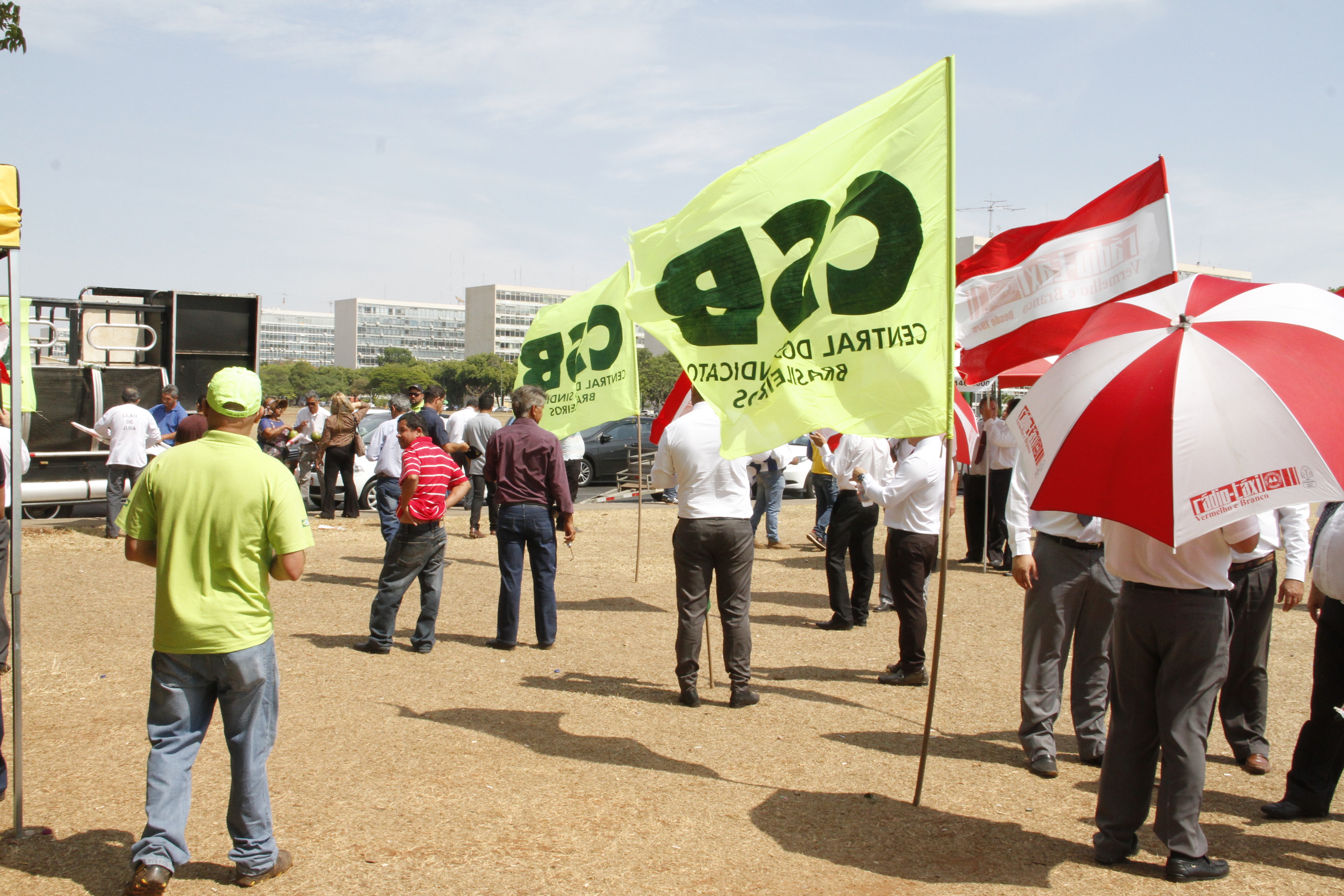 Taxistas promovem nova manifestação pelo transporte seguro na Esplanada dos Ministérios