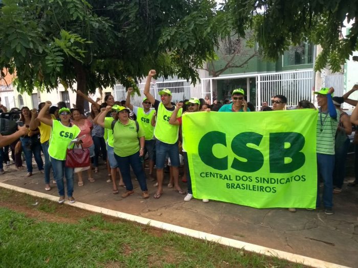 No primeiro dia de greve, servidores de Janaúba (MG) fazem protesto em frente à prefeitura